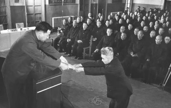 黃維特赦一年後,妻子蔡若曙投河自盡,苦等27年為何團聚不過一年 黃維特赦一年後,妻子蔡若曙投河自盡,苦等27年為何團聚不過一年