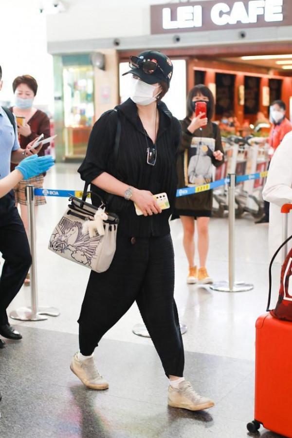 蔣欣敗給了自己的骨架，穿黑色禮裙顯得身材有點寬，但氣質感不差