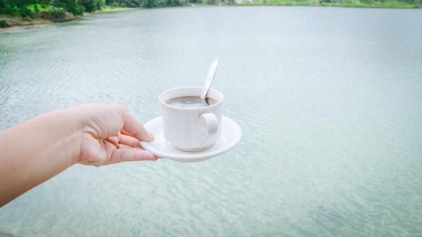 印尼有個湖泊會冒煙，時不時飄來臭雞蛋味，旁邊居然建起了咖啡廳