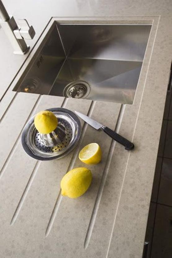 在給廚房定製操作檯時，水槽加工處理內部砌矮臺，置物瀝水真順手