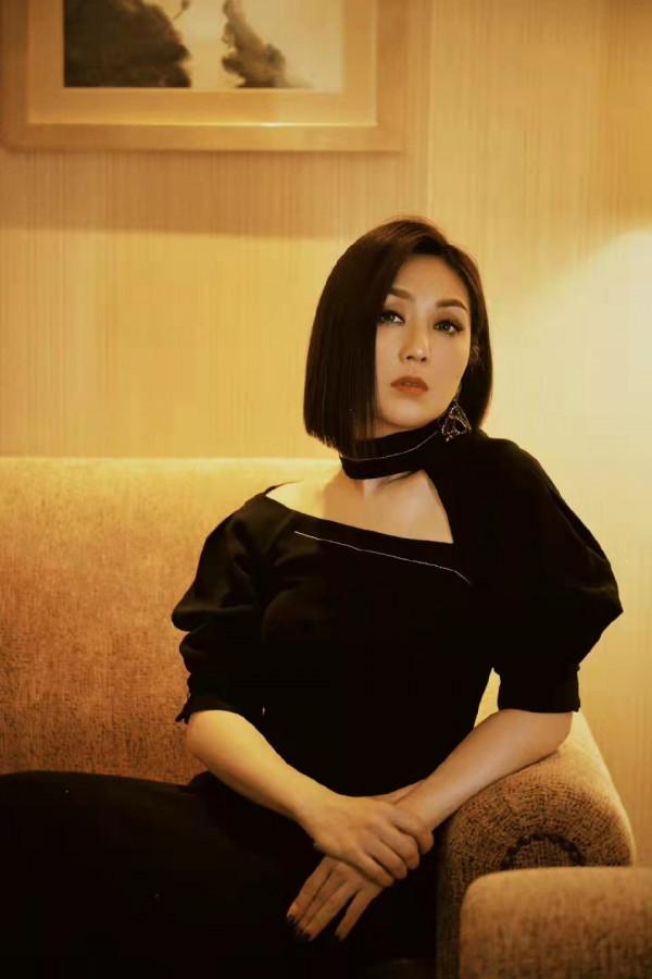 年近50的“春嬌”還那麼嬌,楊千嬅黑裙華麗大片,看著風情滿滿 年近50的“春嬌”還那麼嬌,楊千嬅黑裙華麗大片,看著風情滿滿