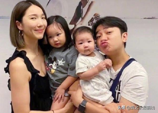 王祖藍李亞男，和兩個可愛的孩子，幸福的一家四口