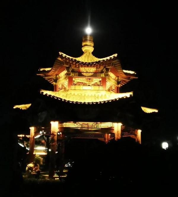 中秋節賞月，奇炒的天空伴隨著閃電，珍貴的記錄