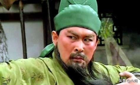 《三國演義》紀靈能和關羽戰三十回合，為啥十回合就被張飛殺了？