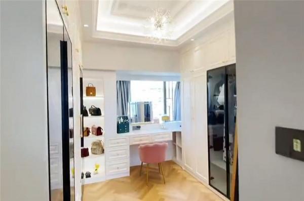 一家六口的405㎡頂層大宅：巧妙利用閣樓，裝修出9室4廳5衛