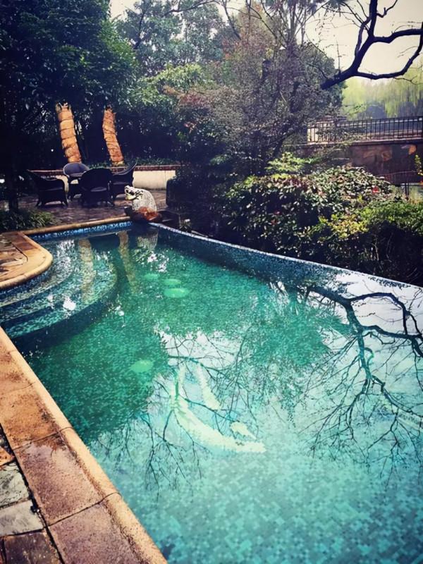 閨蜜北京四環的千萬別墅，帶花園游泳池，霸氣十足，讓人羨慕