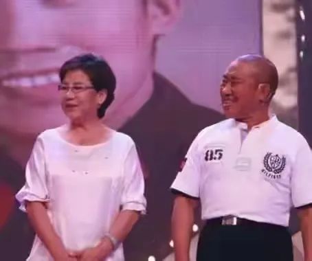 要錢沒錢，要貌沒貌！7位醜男演員娶的老婆，一個比一個漂亮