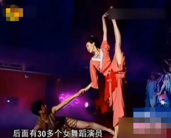 從奧運舞臺摔落，致終身殘疾，張藝謀：她是我愧疚一生的女人