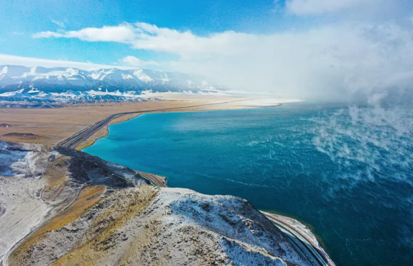 奇觀！賽里木湖驚現水霧大潮景象