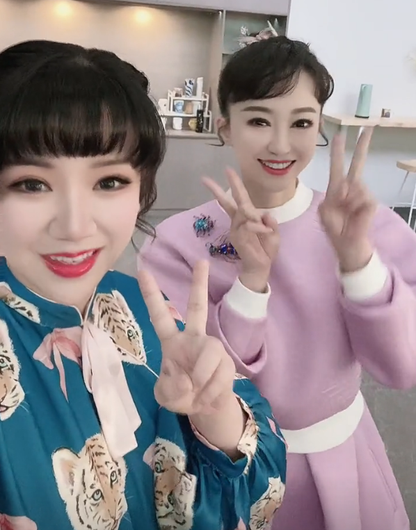 紅果果二胎後首復工！打扮少女面色紅潤，47歲小鹿姐姐罕露面