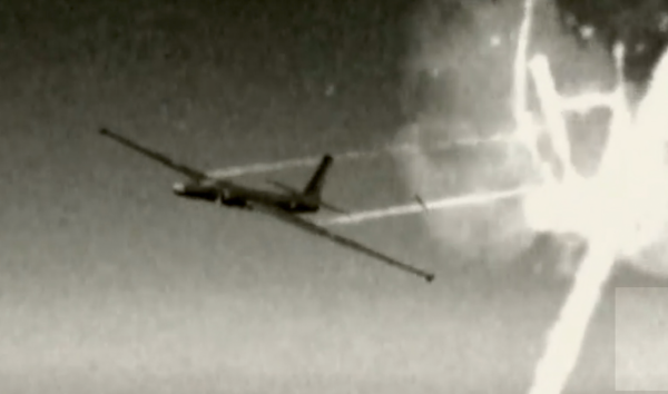 老農稱“我打下過美國人的飛機”被嘲笑，閱兵式上出現嚇壞村民