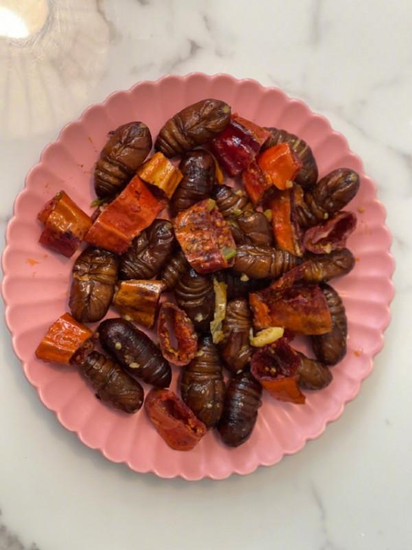 真女漢子！《雲南蟲谷》收官張雨綺線上吃蟲子，網友：是個狠人