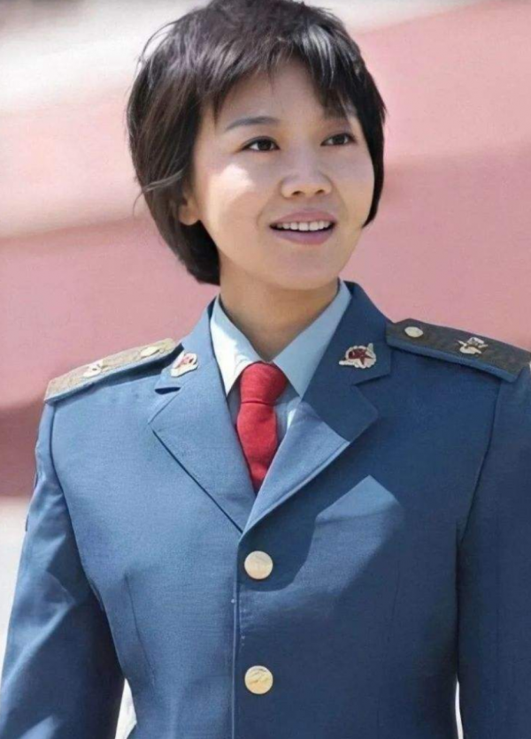 女明星軍裝造型有多浮誇？有人不捨大紅唇，有人腳踩10公分高跟