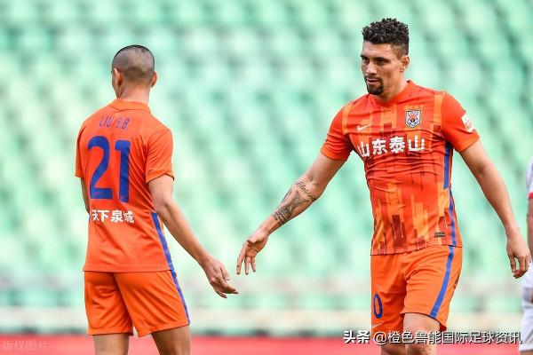 泰山隊平上港隊的比賽，球隊暴露替補後腰的問題，黃聰真的不行