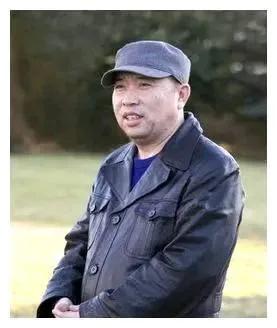 走私犯賴昌星的雙面人生：給受賄官員吃鮑魚，自己躲辦公室吃粥