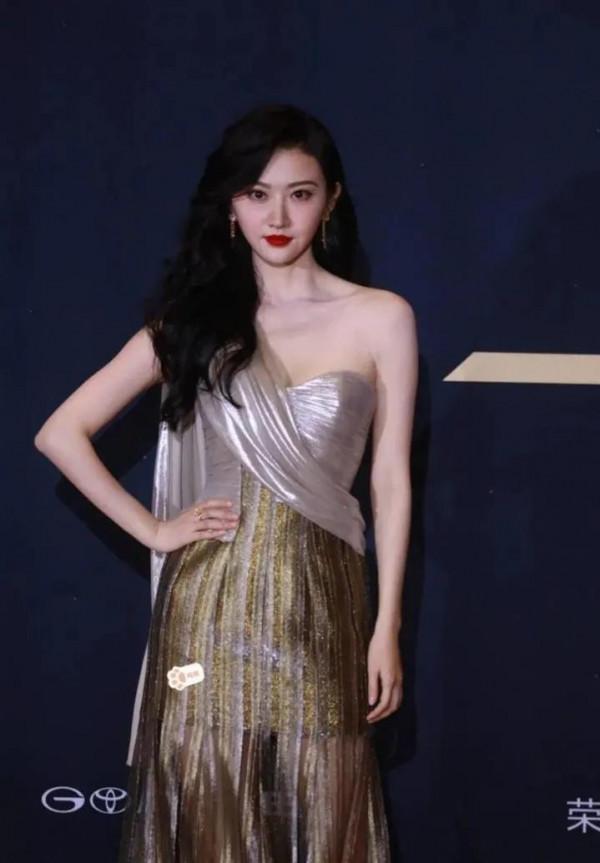 時尚先生明星紅毯生圖，張雨綺大變臉，丁真全場最佳