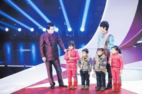 好歌手雲飛：娶&OpenCurlyDoubleQuote;古典女神&rdquo;美嬌妻，6登央視春晚，為人低調樸素