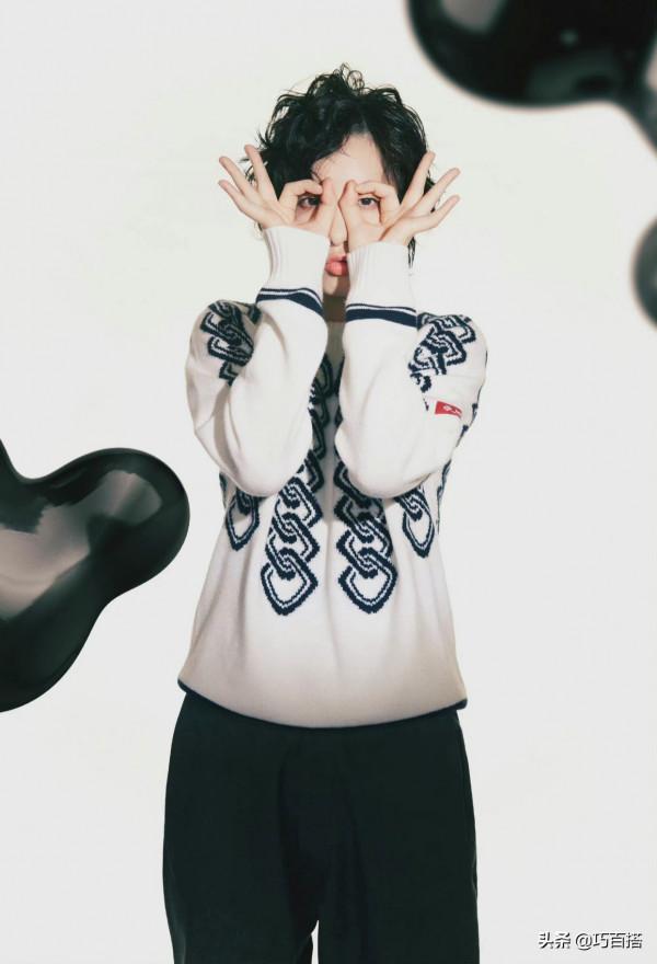 李斯丹妮太帥了!中性穿搭配凌亂捲髮,像從漫畫中走出的美少年 李斯丹妮太帥了!中性穿搭配凌亂捲髮,像從漫畫中走出的美少年