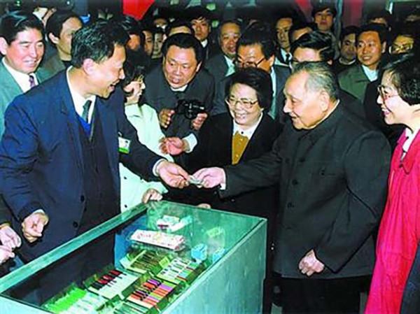 1992年鄧小平視察上海，深情親吻的農家小兒湯佳贇，後來怎麼樣？