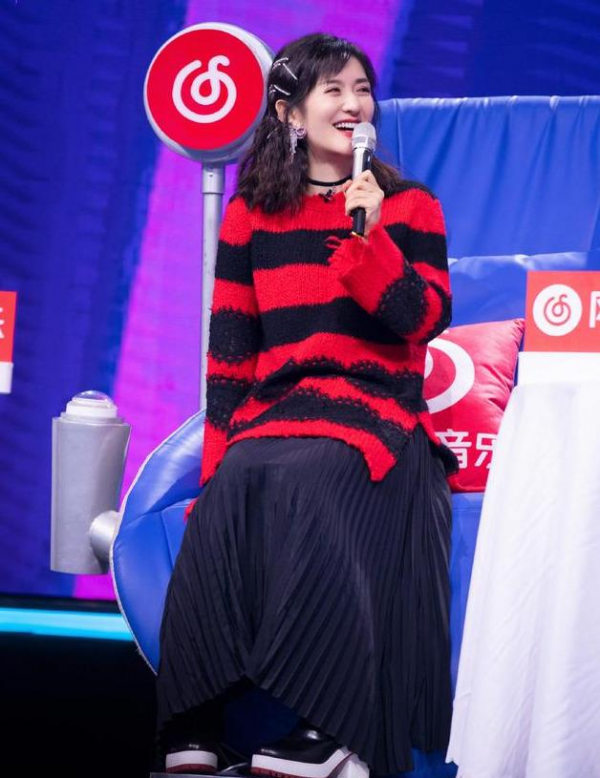 &OpenCurlyDoubleQuote;謝娜&rdquo;的衣品終於逆襲！穿牛油果綠棉服配運動褲，減齡如同18歲