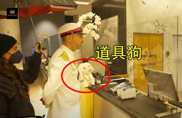 69歲泰王被國外主持人模仿，逼真道具狗充當芙芙，下車場面太逗趣