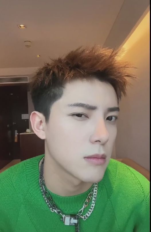 快男吳俊餘否認整容?捏動鼻子力證純天然,奉勸大家不要去整容 快男吳俊餘否認整容?捏動鼻子力證純天然,奉勸大家不要去整容