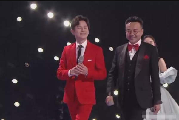 湖南衛視跨年晚會：收視率第二，主持人找不到鏡頭，王一博發福