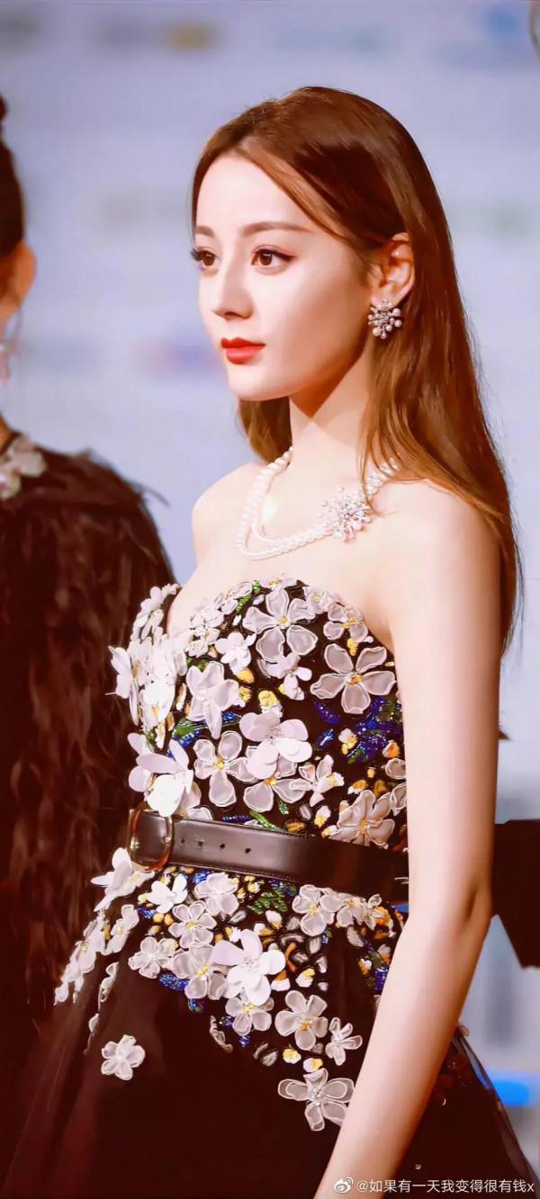 迪麗熱巴年度最佳女神照，滿螢幕都是荷爾蒙，戀愛的味道來了