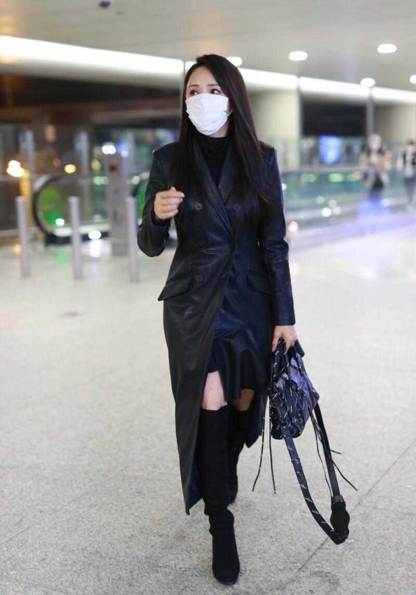 伊能靜才是“逆生長”吧！穿皮大衣配長靴高階減齡，哪像53歲？