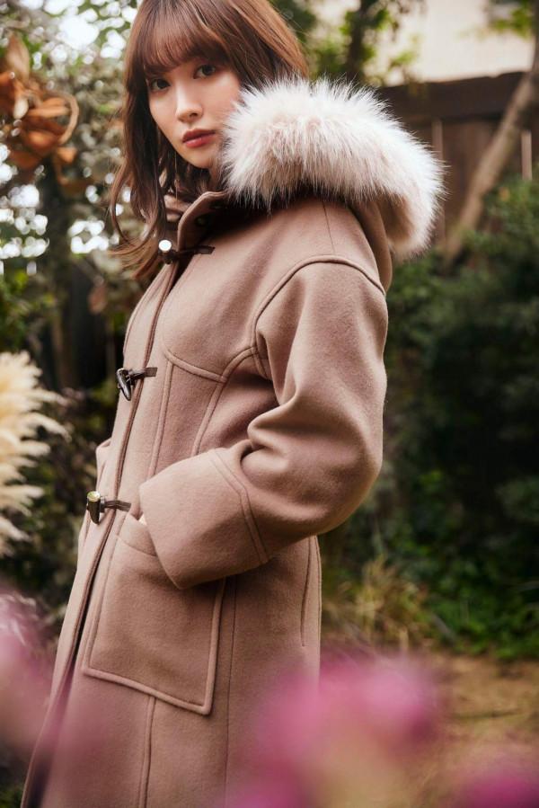 人造毛皮連帽粗呢大衣，絨毛連帽在臉部周圍營造出華麗的外觀