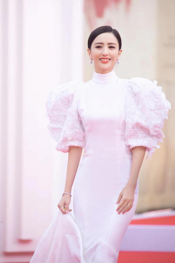 佟麗婭，膚白貌美，優雅綻放