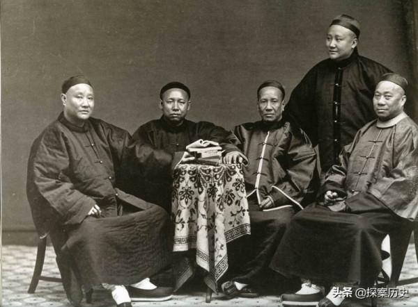 1742年，清朝富商7歲之女失蹤，牽扯出更大慘案，縣令巧妙破案