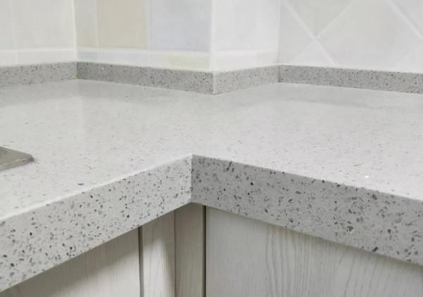 廚房裝修,檯面選1.5還是2.0的?價格與製作週期有2個因素要考慮 廚房裝修,檯面選1.5還是2.0的?價格與製作週期有2個因素要考慮