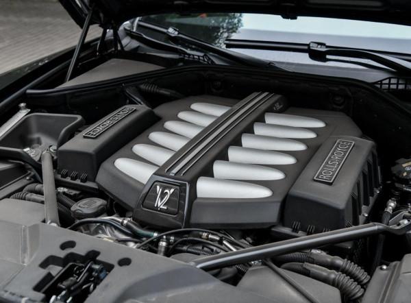 低調奢華的跑車，車長5.3米，563匹馬力5s破百，還是後輪驅動