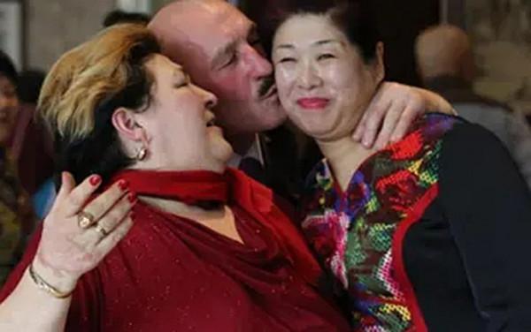 俄羅斯美女倒追中國窮小夥，不要彩禮也要嫁，沒車沒房仍幸福至今