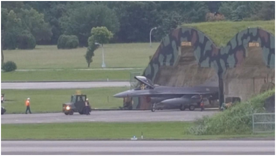 臺軍舉行“天龍演習”F16戰機機身出現彈孔