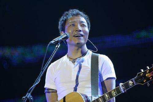 許巍：一首《執著》藏盡了不甘，52歲的他為何被稱為許少年？