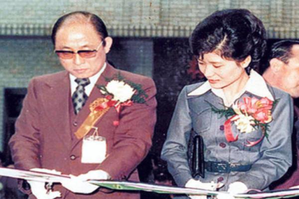 大學生鄭維羅：高調炫富，意外讓韓國總統牢底坐穿，親媽入獄18年