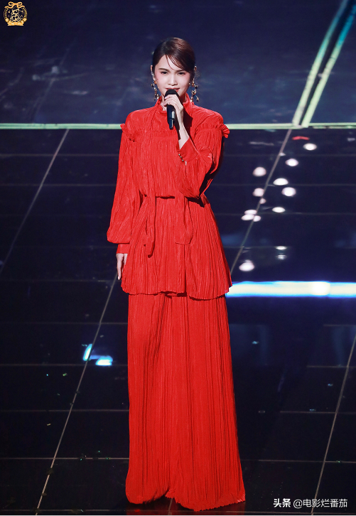 衛視春晚比美：baby離婚後美呆，關曉彤衣品沒得挑，楊冪驚豔全場