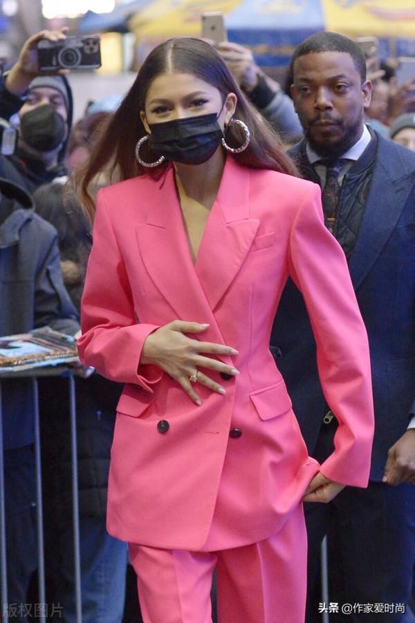 玫紅色西裝怎麼搭配？女星贊達亞選擇黑色高跟鞋，看上去靚麗摩登