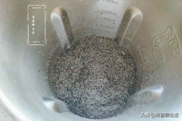 冬天少吃核桃多吃芝麻，頭髮乾燥面板粗糙多吃點，泡著吃真的好香