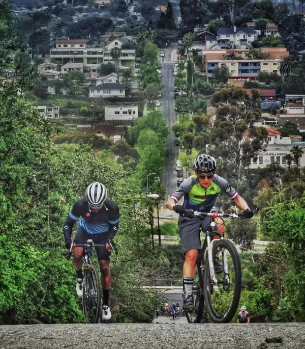 世界上最陡峭的街道，普通的車都上不去，恐高的人會害怕