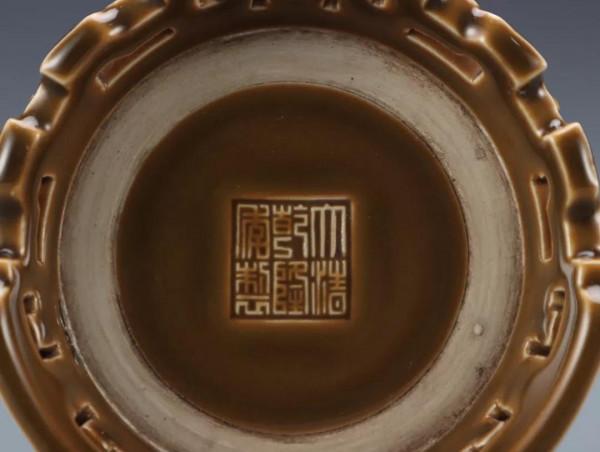 清-乾隆單色釉鏤空龍紋香薰爐規格：高18.4cm 寬11cm