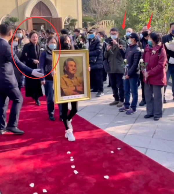 楊在葆安葬儀式現場曝光，六人抬棺風光大葬，遺孀陳麗明難忍悲痛