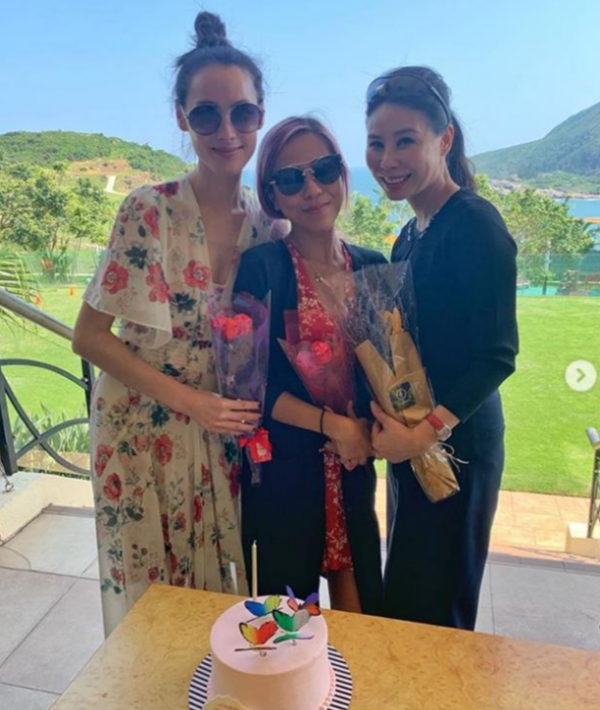 33歲梁洛施近照，穿著連帽毛衫切蛋糕，沒嫁入豪門照樣過闊太生活