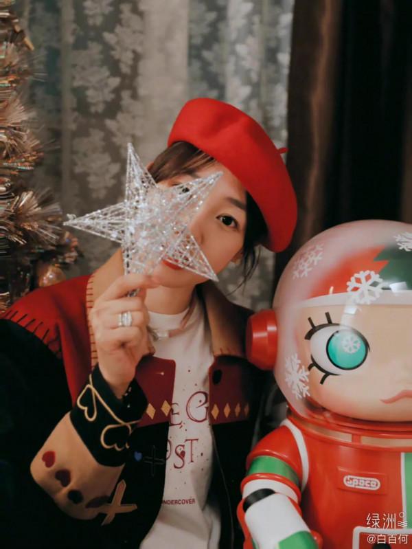 白百何收穫大玩具開心拍照 白百何收穫大玩具開心拍照