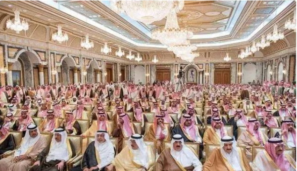 窮小子冒充沙特王子行騙30年，豪車名牌傍身，因一道燻火腿露破綻