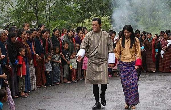 17歲不丹王子對7歲藏族女孩求婚，13年後兌現承諾結婚，婚後甜蜜