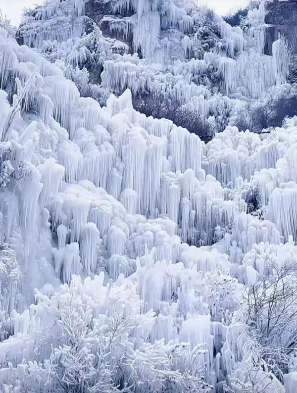 分享~冰瀑布，白色茫茫，晶瑩剔透，稀罕稀罕，太震撼啦