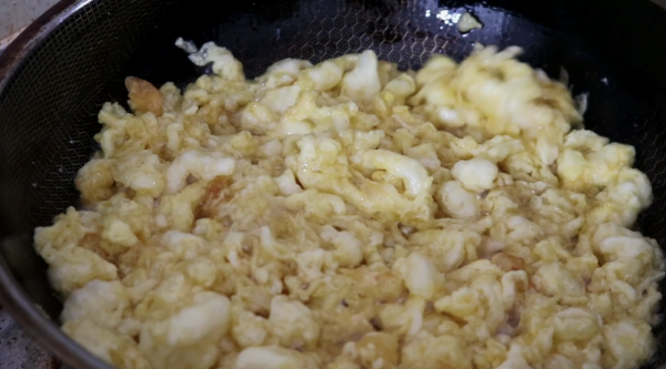 把雞蛋液倒進滾燙油鍋，這做法第一次見，孩子搶著吃，高手在民間